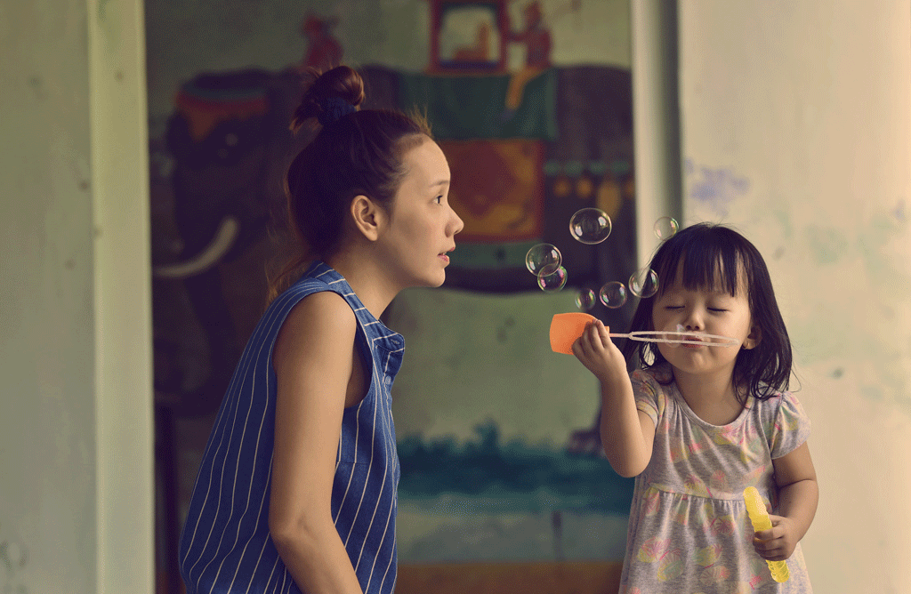 I Capture The Bond Between My Wife And 3-Year-Old Daughter In GIFs I Capture The Bond Between My Wife And 3-Year-Old Daughter In GIFs