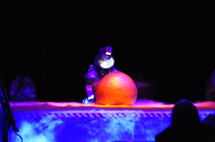 This Amazing School Play Of 'Alien' Had No Budget And Used Trash To Make Costumes This Amazing School Play Of 'Alien' Had No Budget And Used Trash To Make Costumes