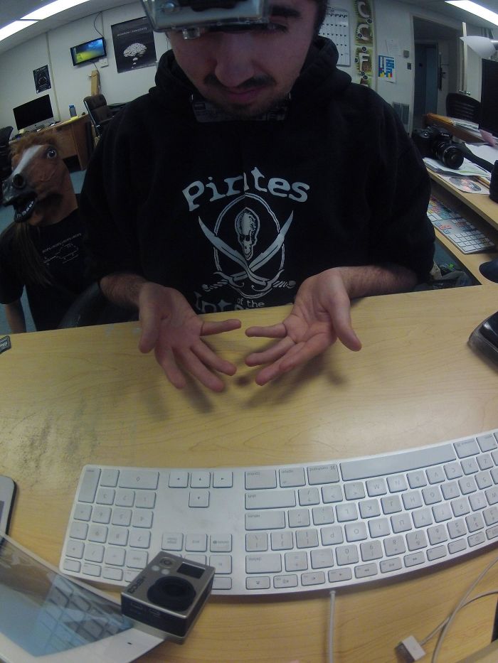 People Can't Understand How This Guy Took A Photo Of Both Of His Hands, He Explains It With Even More 'Unexplainable' Pictures People Can't Understand How This Guy Took A Photo Of Both Of His Hands, He Explains It With Even More 'Unexplainable' Pictures