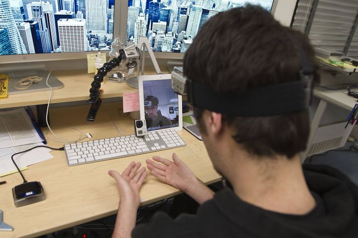 People Can't Understand How This Guy Took A Photo Of Both Of His Hands, He Explains It With Even More 'Unexplainable' Pictures People Can't Understand How This Guy Took A Photo Of Both Of His Hands, He Explains It With Even More 'Unexplainable' Pictures
