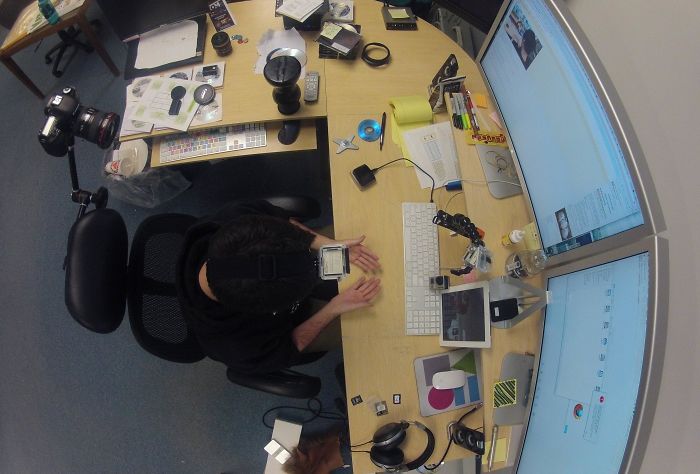 People Can't Understand How This Guy Took A Photo Of Both Of His Hands, He Explains It With Even More 'Unexplainable' Pictures People Can't Understand How This Guy Took A Photo Of Both Of His Hands, He Explains It With Even More 'Unexplainable' Pictures