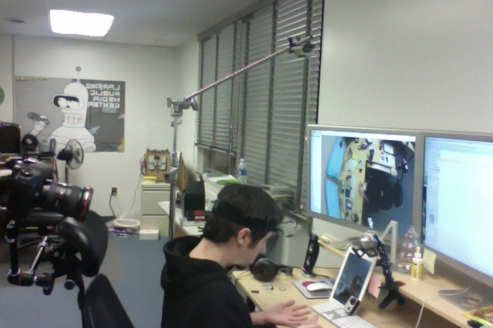 People Can't Understand How This Guy Took A Photo Of Both Of His Hands, He Explains It With Even More 'Unexplainable' Pictures People Can't Understand How This Guy Took A Photo Of Both Of His Hands, He Explains It With Even More 'Unexplainable' Pictures