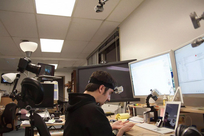 People Can't Understand How This Guy Took A Photo Of Both Of His Hands, He Explains It With Even More 'Unexplainable' Pictures People Can't Understand How This Guy Took A Photo Of Both Of His Hands, He Explains It With Even More 'Unexplainable' Pictures