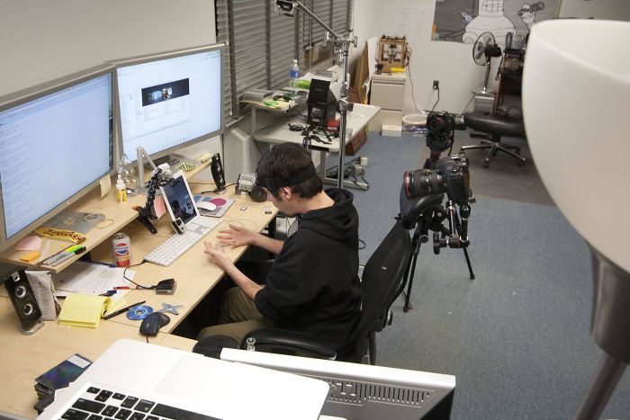 People Can't Understand How This Guy Took A Photo Of Both Of His Hands, He Explains It With Even More 'Unexplainable' Pictures People Can't Understand How This Guy Took A Photo Of Both Of His Hands, He Explains It With Even More 'Unexplainable' Pictures
