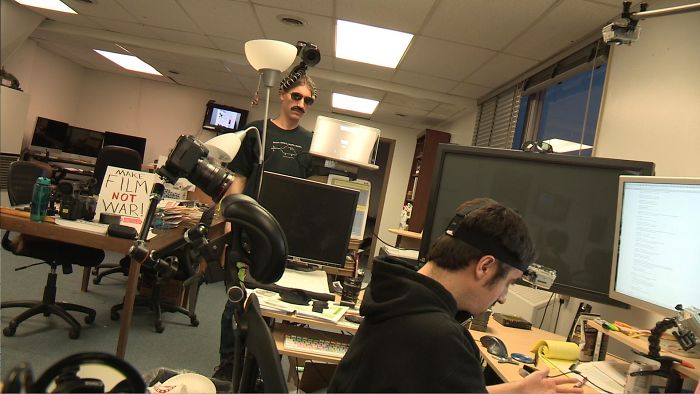 People Can't Understand How This Guy Took A Photo Of Both Of His Hands, He Explains It With Even More 'Unexplainable' Pictures People Can't Understand How This Guy Took A Photo Of Both Of His Hands, He Explains It With Even More 'Unexplainable' Pictures