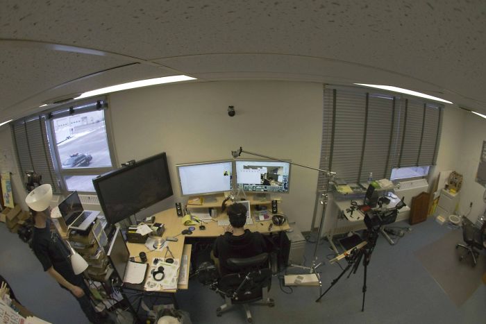 People Can't Understand How This Guy Took A Photo Of Both Of His Hands, He Explains It With Even More 'Unexplainable' Pictures People Can't Understand How This Guy Took A Photo Of Both Of His Hands, He Explains It With Even More 'Unexplainable' Pictures