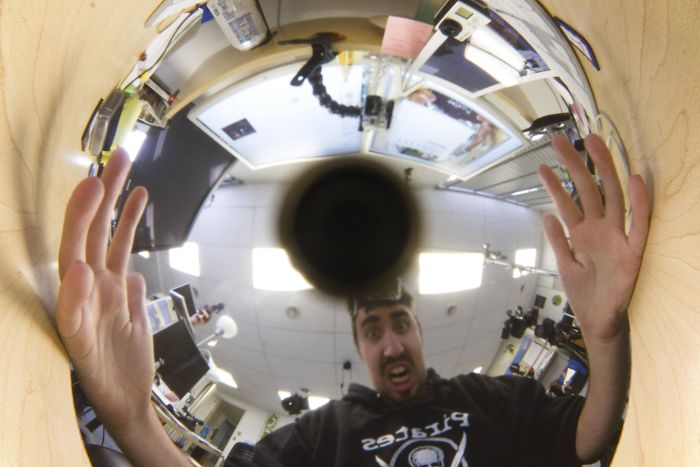 People Can't Understand How This Guy Took A Photo Of Both Of His Hands, He Explains It With Even More 'Unexplainable' Pictures People Can't Understand How This Guy Took A Photo Of Both Of His Hands, He Explains It With Even More 'Unexplainable' Pictures