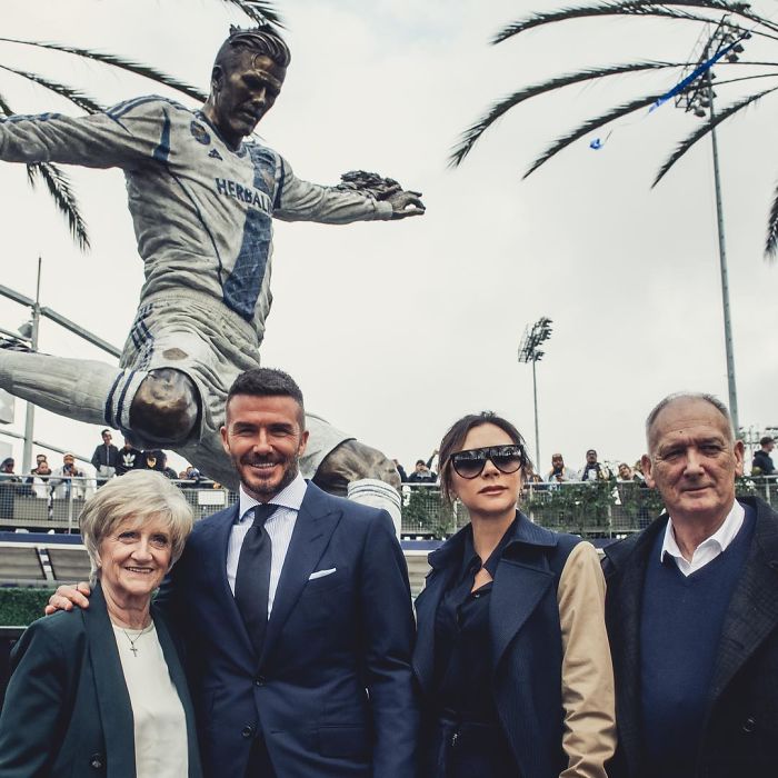 David Beckham Goes To See His Statue For The First Time, Doesn't Know It's Been Replaced By A Prank One David Beckham Goes To See His Statue For The First Time, Doesn't Know It's Been Replaced By A Prank One