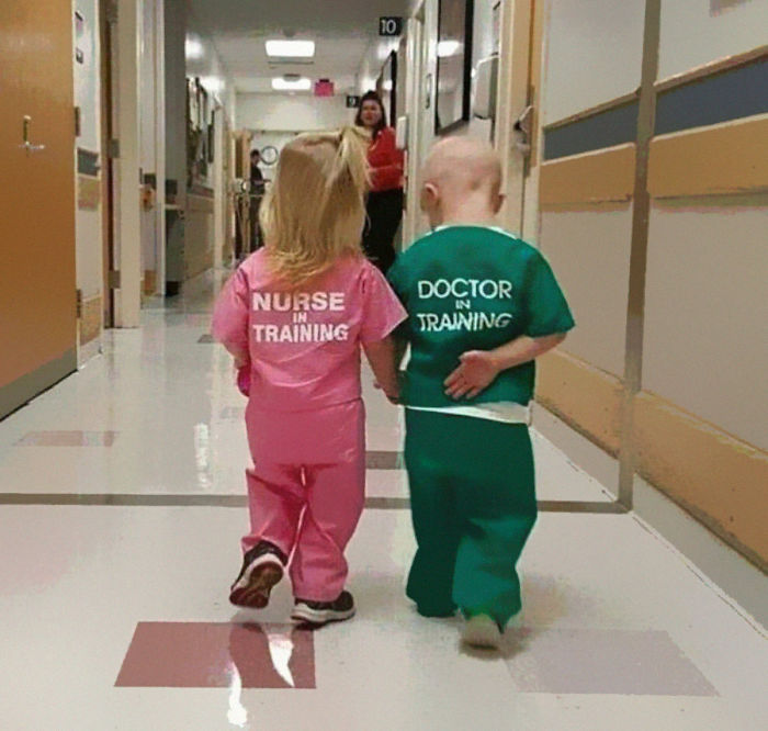 21 Reactions To 'Sexist' Photo Of Girl And Boy Wearing Nurse And Doctor Scrubs 21 Reactions To 'Sexist' Photo Of Girl And Boy Wearing Nurse And Doctor Scrubs