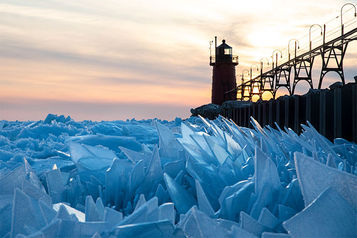 La superficie del lago Michigan se rompe en millones de trozos de hielo y el resultado es surrealista