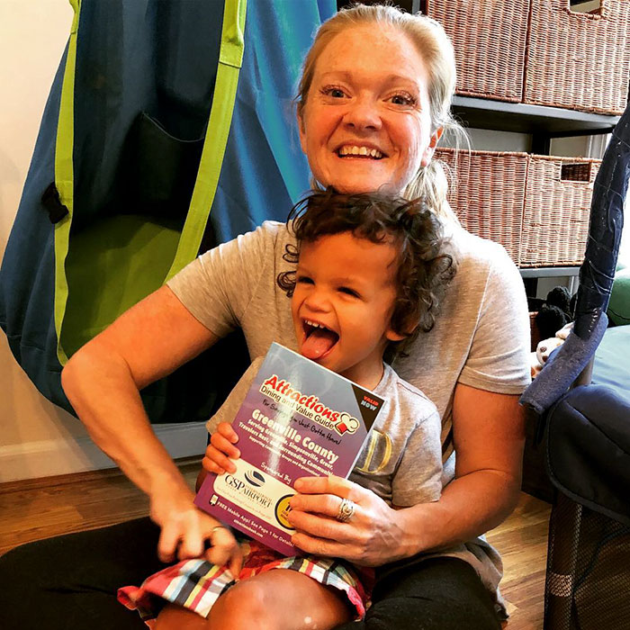 This Mom Wants A Salary Raise For The Technician Who Took Care Of Her Crying Blind Baby, While Doing His Job This Mom Wants A Salary Raise For The Technician Who Took Care Of Her Crying Blind Baby, While Doing His Job