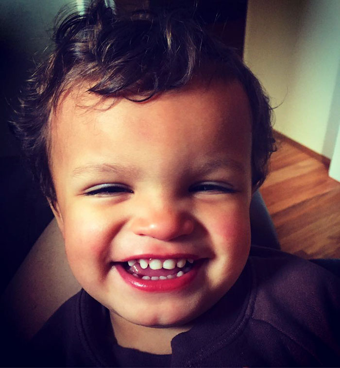 This Mom Wants A Salary Raise For The Technician Who Took Care Of Her Crying Blind Baby, While Doing His Job This Mom Wants A Salary Raise For The Technician Who Took Care Of Her Crying Blind Baby, While Doing His Job