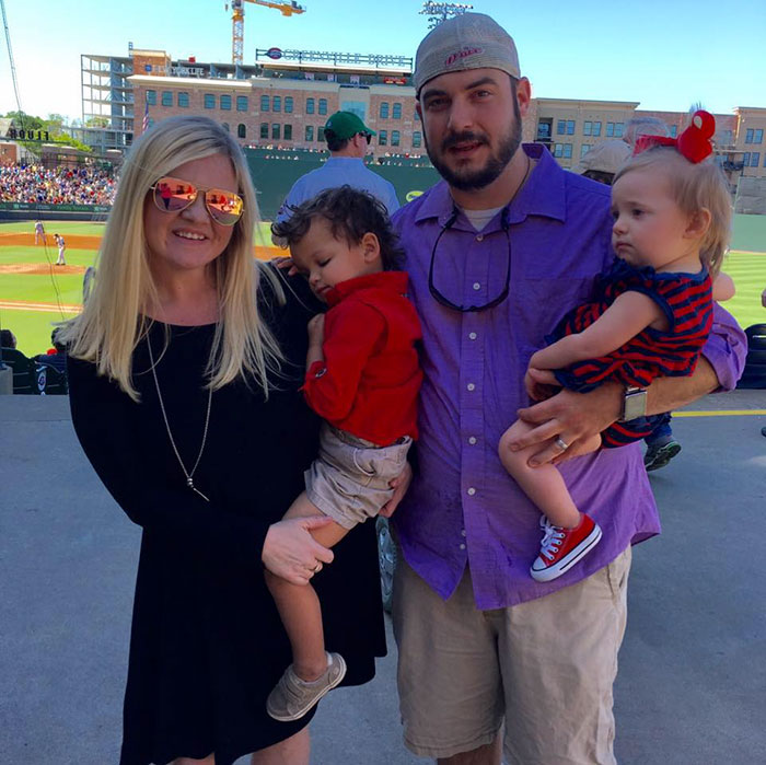 This Mom Wants A Salary Raise For The Technician Who Took Care Of Her Crying Blind Baby, While Doing His Job