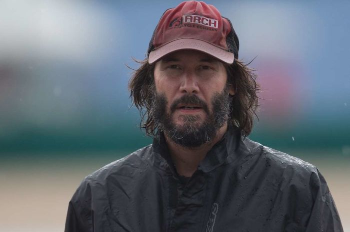 Keanu Reeves Goes Through An Emergency Landing, Shares A Van With Other Passengers Instead Of Private Luxurious Ride Keanu Reeves Goes Through An Emergency Landing, Shares A Van With Other Passengers Instead Of Private Luxurious Ride