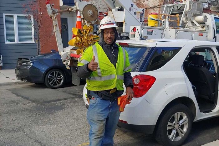 Verizon Suspends Worker Who Rescued Cat Using His Work Equipment Verizon Suspends Worker Who Rescued Cat Using His Work Equipment