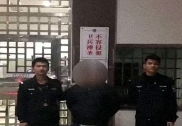 Robber Robs Woman At ATM, But After Seeing Her Bank Balance, Returns All The Money With A Huge Smile