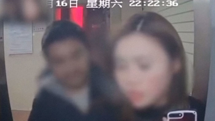 Robber Robs Woman At ATM, But After Seeing Her Bank Balance, Returns All The Money With A Huge Smile Robber Robs Woman At ATM, But After Seeing Her Bank Balance, Returns All The Money With A Huge Smile