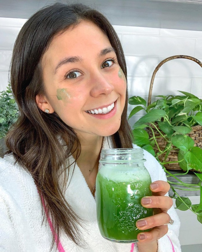 Vegan Influencer Gets Caught Eating Fish, Starts Making Excuses, But Her 1.3M Followers Aren't Buying It Vegan Influencer Gets Caught Eating Fish, Starts Making Excuses, But Her 1.3M Followers Aren't Buying It