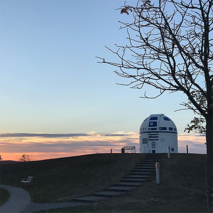 German Professor Who Is A Hardcore Star Wars Fan Has Just Repainted An Observatory Into R2-D2 German Professor Who Is A Hardcore Star Wars Fan Has Just Repainted An Observatory Into R2-D2
