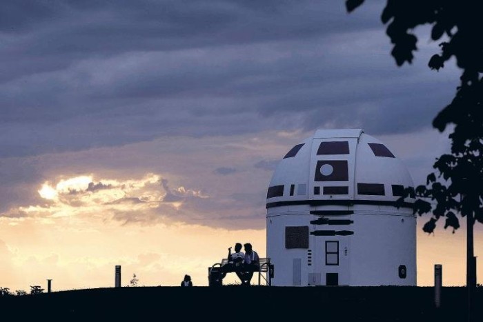 German Professor Who Is A Hardcore Star Wars Fan Has Just Repainted An Observatory Into R2-D2 German Professor Who Is A Hardcore Star Wars Fan Has Just Repainted An Observatory Into R2-D2