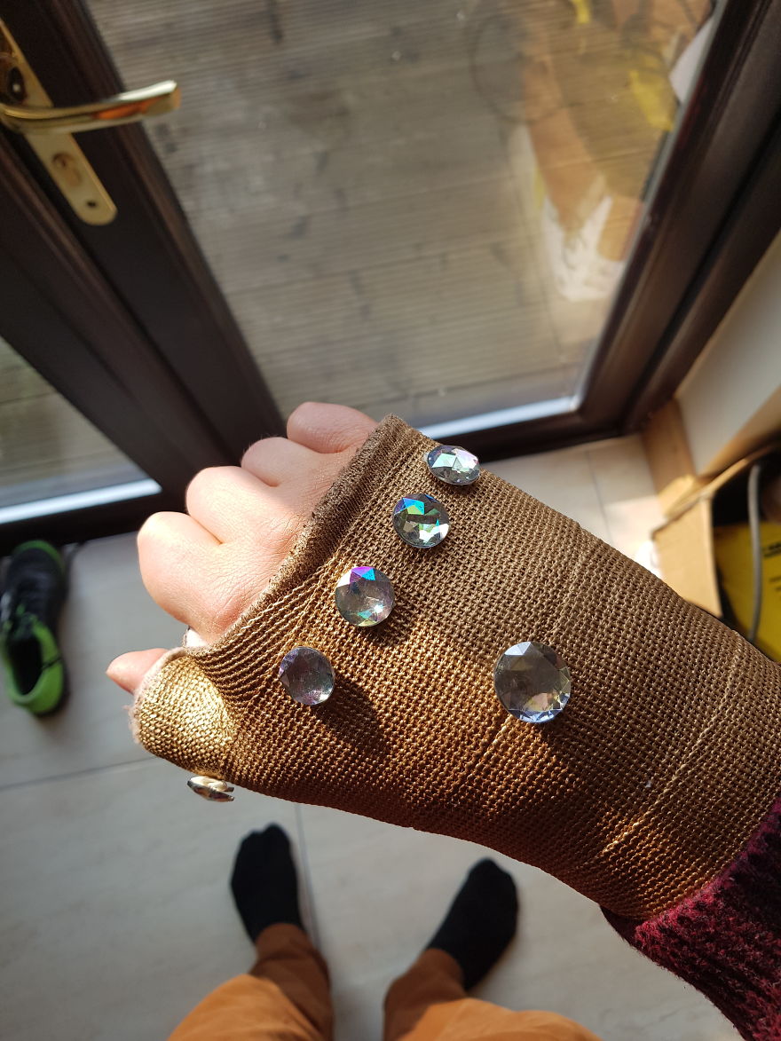 After Breaking My Wrist, I Turned My Plain Cast Into Thanos‘ Infinity Gauntlet