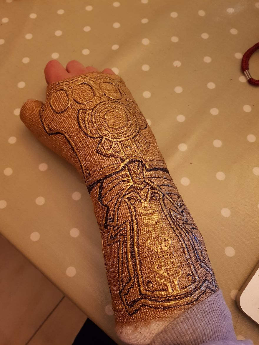 After Breaking My Wrist, I Turned My Plain Cast Into Thanos‘ Infinity Gauntlet