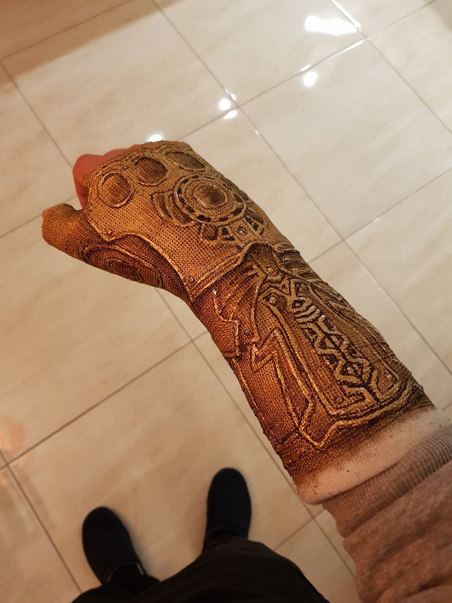 After Breaking My Wrist, I Turned My Plain Cast Into Thanos‘ Infinity Gauntlet