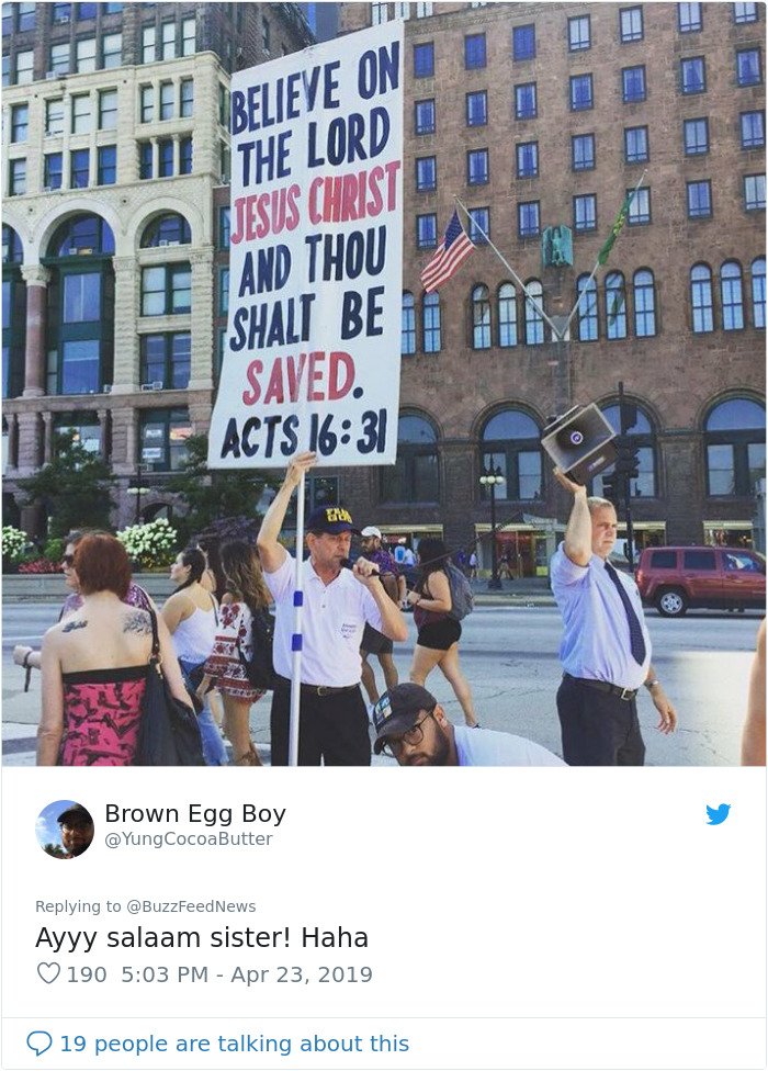 This Muslim Woman Took A Smiling Stand Against Anti-Muslim Protesters And Went Viral This Muslim Woman Took A Smiling Stand Against Anti-Muslim Protesters And Went Viral