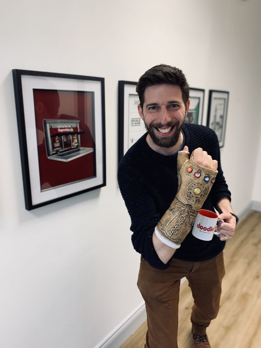 After Breaking My Wrist, I Turned My Plain Cast Into Thanos‘ Infinity Gauntlet After Breaking My Wrist, I Turned My Plain Cast Into Thanos‘ Infinity Gauntlet