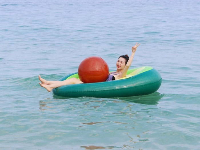 An Avocado-Shaped Pool Float With Removable Pit Is A Thing And People Are Happy It Doesn't Turn Brown Overnight An Avocado-Shaped Pool Float With Removable Pit Is A Thing And People Are Happy It Doesn't Turn Brown Overnight