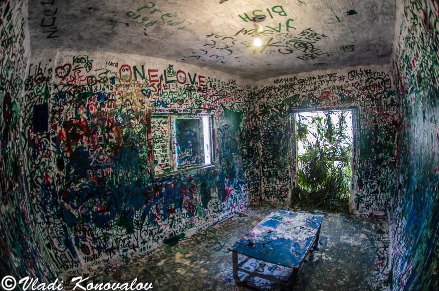 I Captured How A Building To Be Demolished Became A Temporary Museum