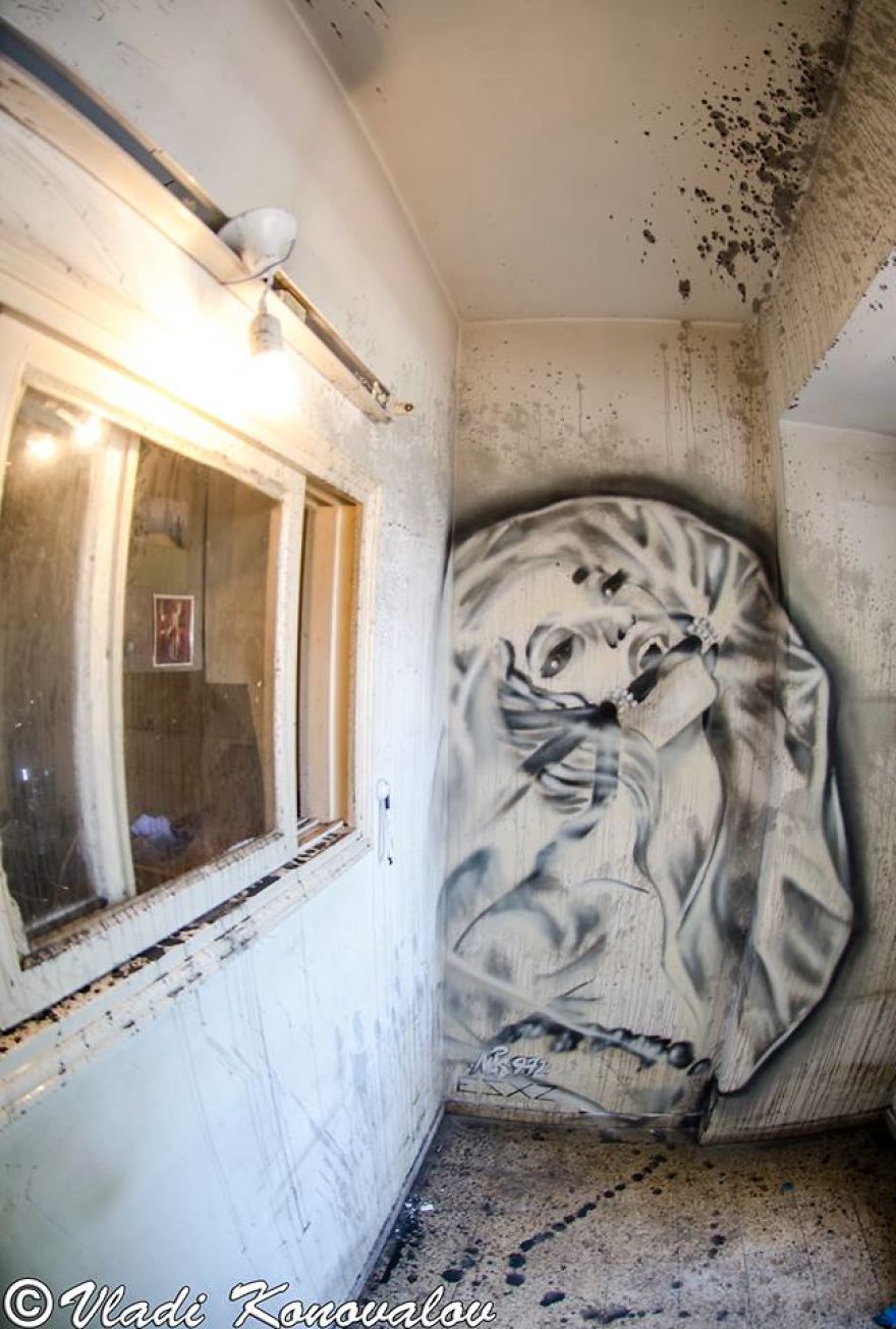 I Captured How A Building To Be Demolished Became A Temporary Museum