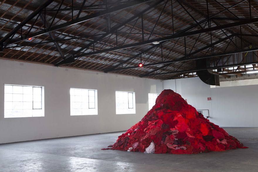 I Turned 3000 Kilograms Of Clothing Destined For Landfill Into An Art Installation I Turned 3000 Kilograms Of Clothing Destined For Landfill Into An Art Installation