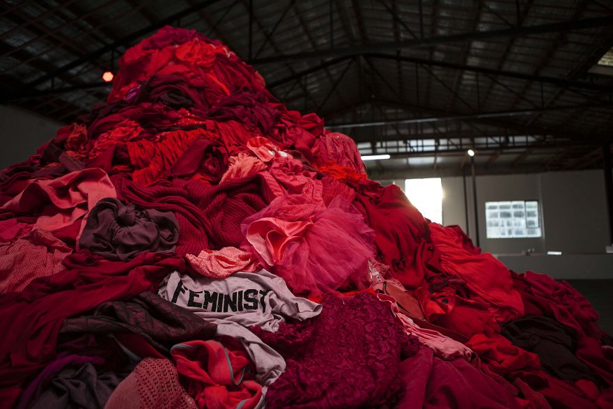 I Turned 3000 Kilograms Of Clothing Destined For Landfill Into An Art Installation I Turned 3000 Kilograms Of Clothing Destined For Landfill Into An Art Installation