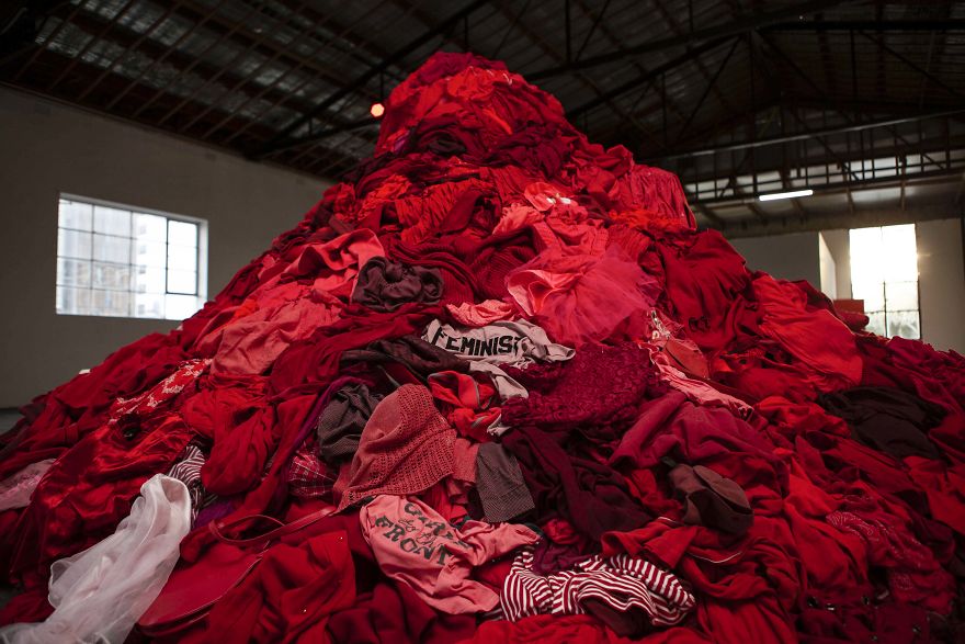 I Turned 3000 Kilograms Of Clothing Destined For Landfill Into An Art Installation I Turned 3000 Kilograms Of Clothing Destined For Landfill Into An Art Installation
