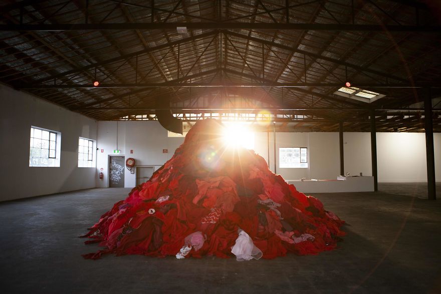 I Turned 3000 Kilograms Of Clothing Destined For Landfill Into An Art Installation I Turned 3000 Kilograms Of Clothing Destined For Landfill Into An Art Installation