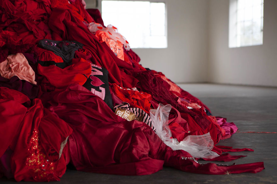 I Turned 3000 Kilograms Of Clothing Destined For Landfill Into An Art Installation I Turned 3000 Kilograms Of Clothing Destined For Landfill Into An Art Installation