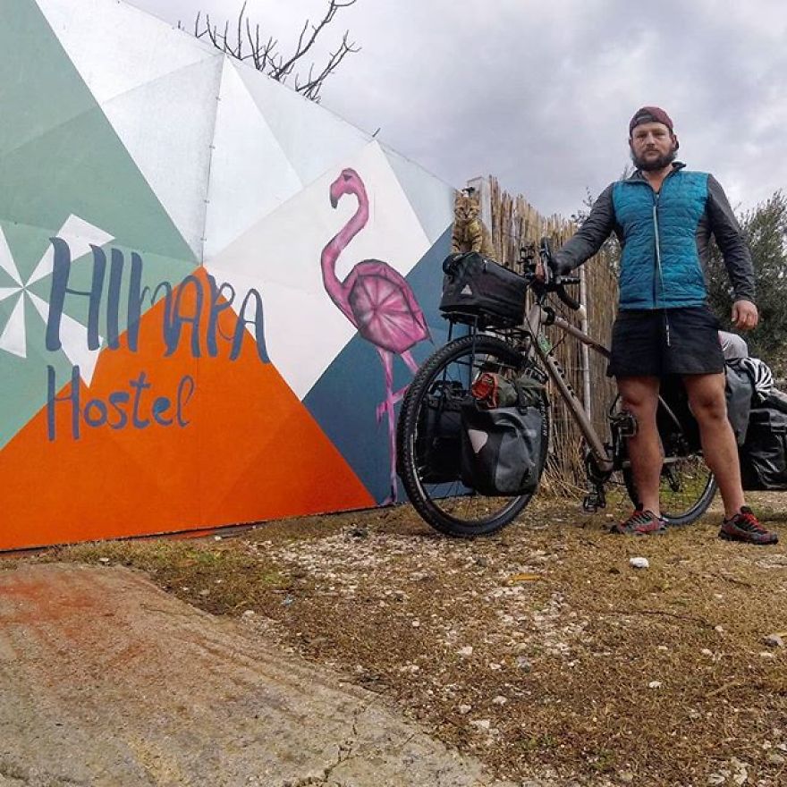 Scottish Man Decides To Cycle Across The Globe Solo But Finds A Stray Cat Which Accompanies Him Scottish Man Decides To Cycle Across The Globe Solo But Finds A Stray Cat Which Accompanies Him