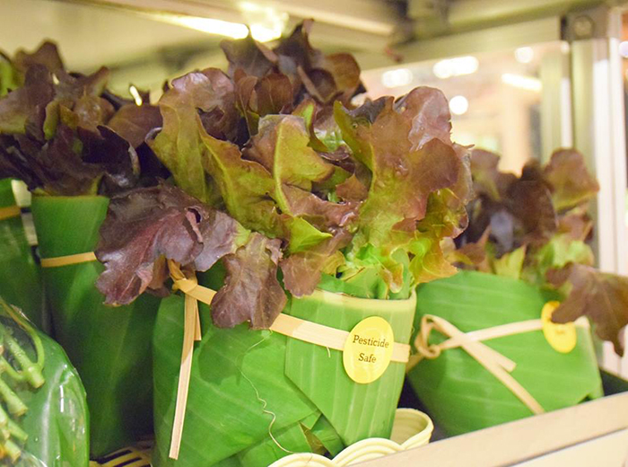 Asian Supermarkets Go Back To Using Leaves Instead Of Plastic