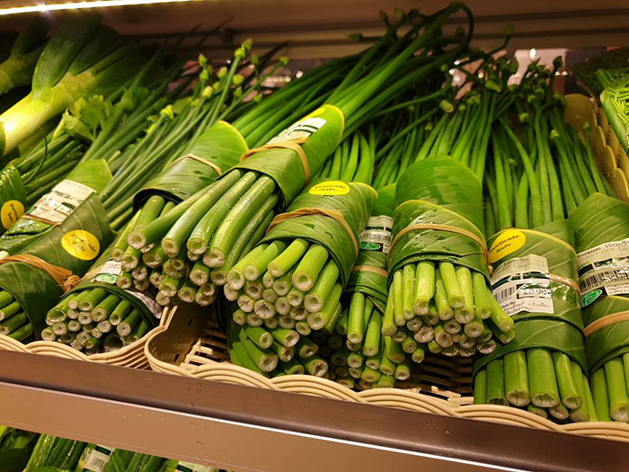 Asian Supermarkets Go Back To Using Leaves Instead Of Plastic