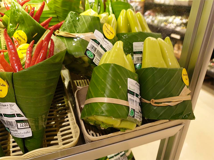 Asian Supermarkets Go Back To Using Leaves Instead Of Plastic