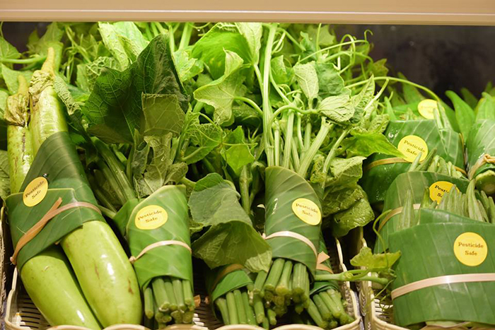 Asian Supermarkets Go Back To Using Leaves Instead Of Plastic