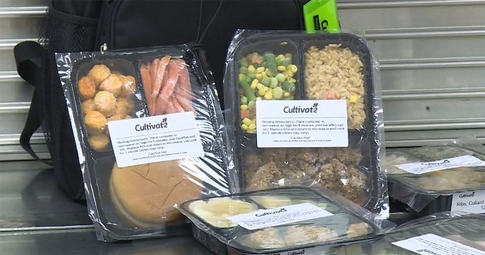 School Cafeteria Helps Kids In Need By Giving Them Leftover Lunch Food To Bring Home, And People Are Loving It