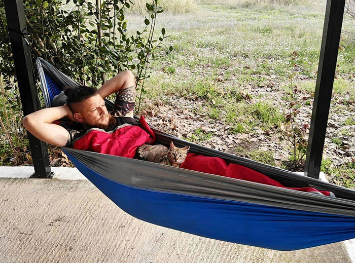 Scottish Man Decides To Cycle Across The Globe Solo But Finds A Stray Cat Which Accompanies Him