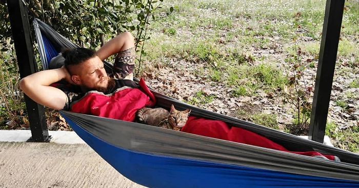 Scottish Man Decides To Cycle Across The Globe Solo But Finds A Stray Cat Which Accompanies Him