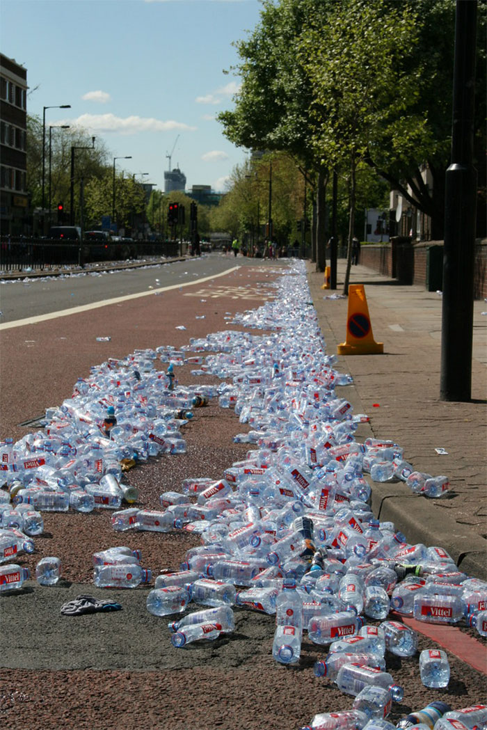London Marathon Replaces Water Bottles With Biodegradable And Edible Water Pouches London Marathon Replaces Water Bottles With Biodegradable And Edible Water Pouches