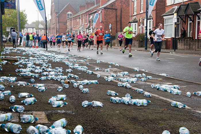 London Marathon Replaces Water Bottles With Biodegradable And Edible Water Pouches London Marathon Replaces Water Bottles With Biodegradable And Edible Water Pouches