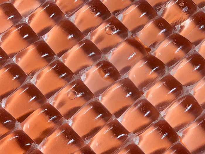 London Marathon Replaces Water Bottles With Biodegradable And Edible Water Pouches London Marathon Replaces Water Bottles With Biodegradable And Edible Water Pouches