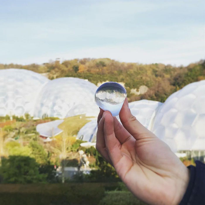 London Marathon Replaces Water Bottles With Biodegradable And Edible Water Pouches London Marathon Replaces Water Bottles With Biodegradable And Edible Water Pouches