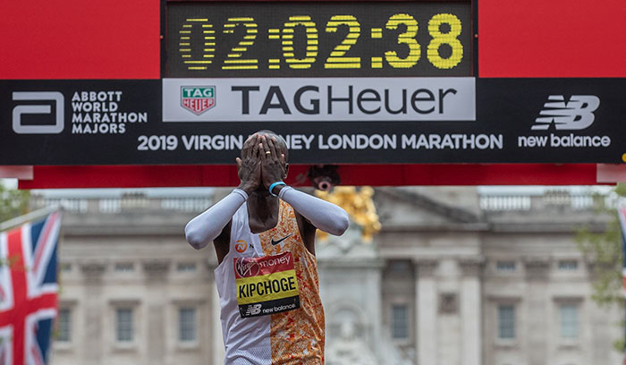 London Marathon Replaces Water Bottles With Biodegradable And Edible Water Pouches London Marathon Replaces Water Bottles With Biodegradable And Edible Water Pouches
